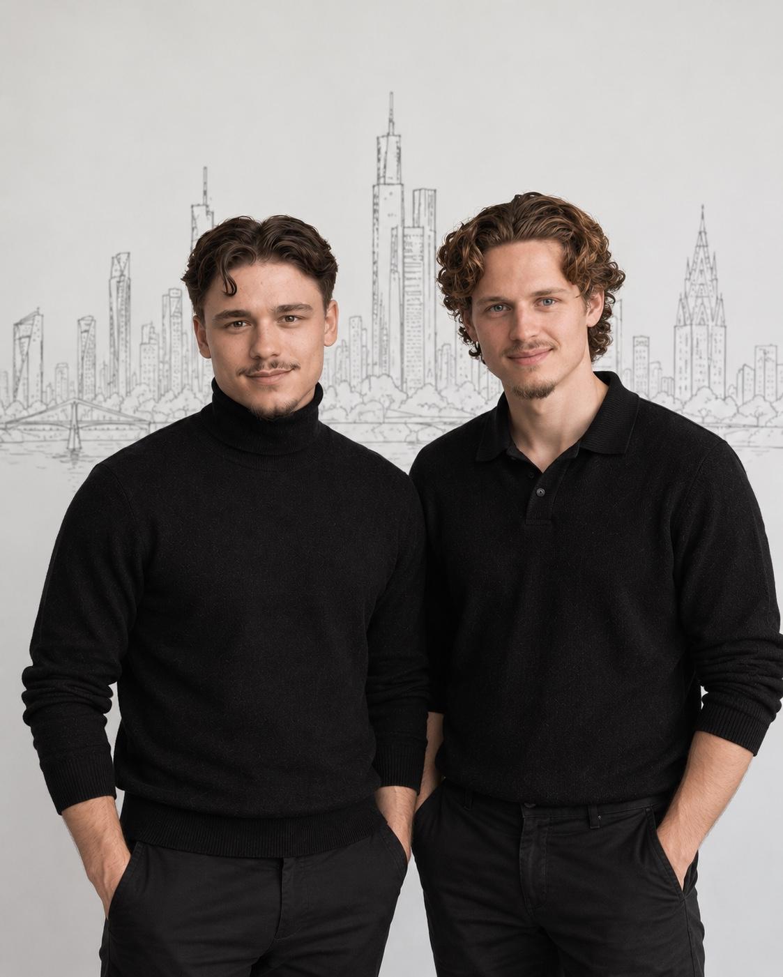Lukas Schimanko und Patrick Aulinger vor einer gezeichneten Frankfurter Skyline. KI-generiertes Bild.