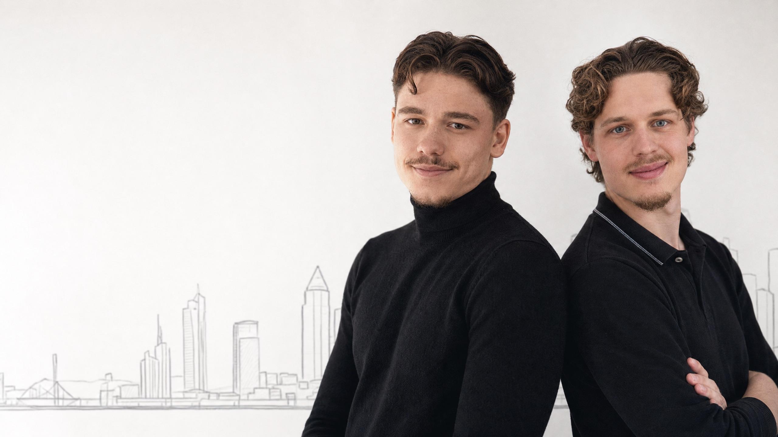 Lukas Schimanko und Patrick Aulinger stehen Rücken an Rücken vor einer gezeichneten Frankfurter Skyline. KI-generiertes Bild.